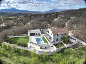 een luchtfoto van een huis bij Villa Gold in Obrovac Sinjski