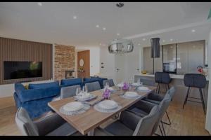 een woonkamer met een tafel en een blauwe bank bij Villa Gold in Obrovac Sinjski