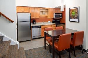 Η κουζίνα ή μικρή κουζίνα στο Residence Inn Richmond West End +16 φωτογραφίες