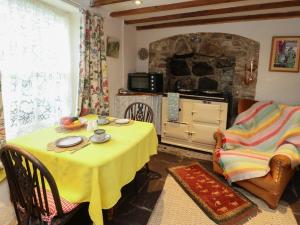 Η κουζίνα ή μικρή κουζίνα στο Bwthyn Heddwch