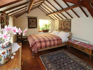 Ένα ή περισσότερα κρεβάτια σε δωμάτιο στο Bwthyn Heddwch