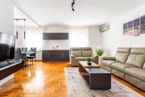 een woonkamer met een bank en een tafel bij Apartment DP in Pula