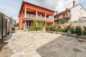 een lege binnenplaats voor een huis bij Apartment DP in Pula