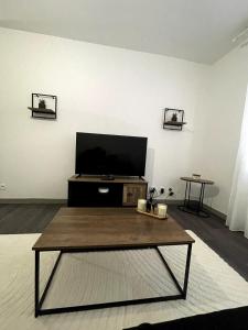 Μια τηλεόραση ή/και κέντρο ψυχαγωγίας στο Apartment 2