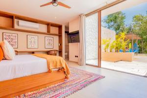 ein Schlafzimmer mit einem Bett und einem großen Fenster in der Unterkunft Casa Jaguar Villa 1 in Playa del Carmen + 31 Fotos