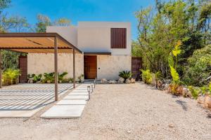 ein Haus in der Wüste mit einem Pavillon in der Unterkunft Casa Jaguar Villa 1 in Playa del Carmen