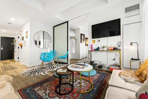 una sala de estar con un sofá y una mesa en South End Gem City Views Rooftop Pool, en Boston