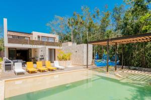eine Villa mit Swimmingpool und ein Haus in der Unterkunft Casa Jaguar Villa 1 in Playa del Carmen