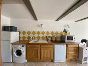 Η κουζίνα ή μικρή κουζίνα στο L Artisanerie - Gîte nature avec piscine privée