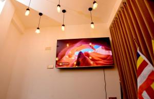TV a/nebo společenská místnost v ubytování Liyon Hotel