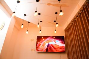 TV a/nebo společenská místnost v ubytování Liyon Hotel