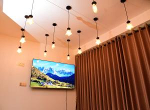 TV a/nebo společenská místnost v ubytování Liyon Hotel