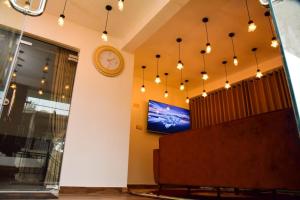 TV a/nebo společenská místnost v ubytování Liyon Hotel