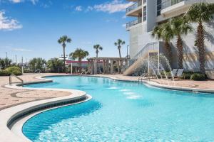 Emerald Dolphin Unit 1450 في شاطئ بينساكولا: مسبح فيه نافورة في منتجع