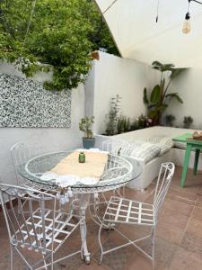 eine Terrasse mit Tisch, Stühlen und Sofa in der Unterkunft Sadele Hacımemiş in Cesme