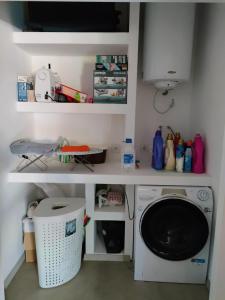 lavadero con lavadora en Apartment Bulić, en Bičići
