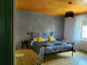 Un dormitorio con una cama y un techo de madera. en Apartment Bulić, en Bičići