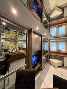 Televízia a/alebo spoločenská miestnosť v ubytovaní DeLuxury Mirror Apartament Centrum