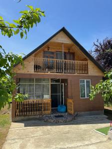 una casa con veranda e balcone di Green Field Cottage,Chakvi a Batumi