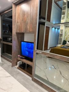 Televízia a/alebo spoločenská miestnosť v ubytovaní DeLuxury Mirror Apartament Centrum