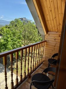 balcone con 2 sedie e vista di Green Field Cottage,Chakvi a Batumi