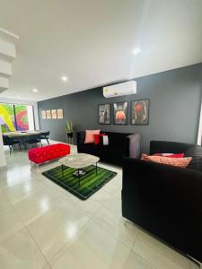 a living room with a couch and a table at Casa de los Deportes in Culiacán