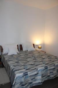 une chambre avec un grand lit avec des oreillers blancs dans l'établissement Apartman Lavanda, à Šibenik