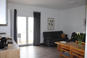 un salon avec un canapé et une table dans l'établissement Apartman Lavanda, à Šibenik 25 autres photos