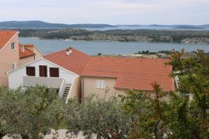 une maison avec vue sur l'eau dans l'établissement Apartman Lavanda, à Šibenik