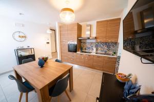 een keuken met een houten tafel en een eetkamer bij Casa Cicerone Lucrino in Pozzuoli