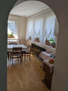Reštaurácia alebo iné gastronomické zariadenie v ubytovaní Gründner Vendégház