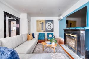 Χώρος καθιστικού στο Stay Portland - Elegant World's Fair 4BR Home 97 WalkScore
