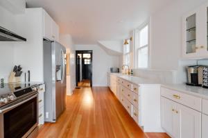 Η κουζίνα ή μικρή κουζίνα στο Stay Portland - Elegant World's Fair 4BR Home 97 WalkScore