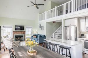 Una cocina y una sala de estar con mesa y sillas. en Monroe Cottage Steps from Natural Hot Springs, en Hot Springs