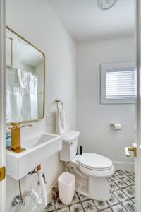 Ένα μπάνιο στο Stay Portland - Spacious Studio in Brooklyn