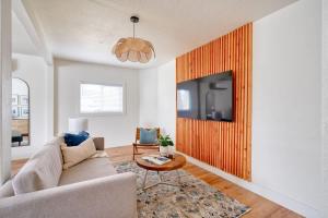 Μια τηλεόραση ή/και κέντρο ψυχαγωγίας στο Stay Portland - Spacious Studio in Brooklyn