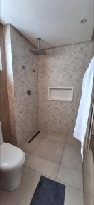 un bagno con un water bianco e un lavandino di Casa Brisa Mansa l Paripueira a Paripueira