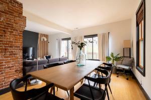 ポートランドにあるStay Portland - Scandinavian Loft - Local Espresso & Boutiquesのテーブルと椅子とソファのあるリビングルーム