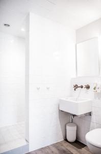 une salle de bain blanche avec un lavabo et des toilettes dans l'établissement River Cottage HQ, à Musbury