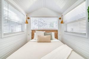 Postel nebo postele na pokoji v ubytování Stay Portland - Teal & Terrazzo Bright Portland Tiny Home