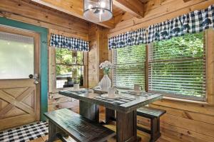 Habitación de madera con mesa y ventana en Black Bear Bungalow by Avada Properties, en Gatlinburg