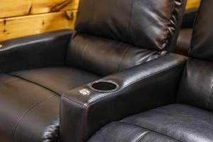 un asiento reclinable de cuero en un coche en Black Bear Bungalow by Avada Properties, en Gatlinburg