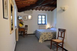 A bed or beds in a room at Hotel Calzaiolo