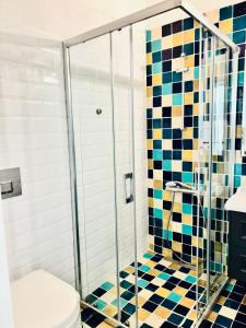 ein Badezimmer mit Dusche und Toilette in der Unterkunft Sadele Hacımemiş in Cesme + 50 Fotos