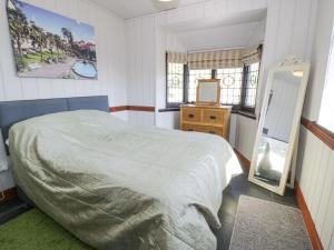 a bedroom with a bed and a television in it at Bwthyn y Coediwr The Woodcutters Cottage in Blaenau-Ffestiniog