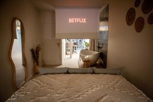 a bedroom with a bed and a bathroom with a tub at Suite la Penida avec Sauna & Baignoire - Hyper Centre Lille in Lille