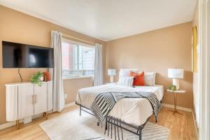 Televisyen dan/atau pusat hiburan di Stay Portland - John's Landing Haven - Studio Near OHSU