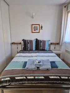 a bedroom with a bed with towels on it at Soulac Côté Plage - Devant l'océan in Soulac-sur-Mer