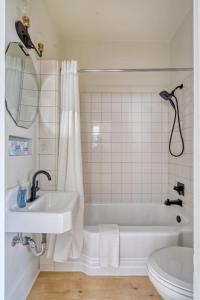 Ένα μπάνιο στο Stay Portland - The Sullivan's Gulch Lodge - 94 WalkScore +6 φωτογραφίες