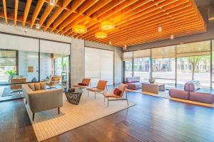 フェニックスにあるUnique 1BD - DT PHX - Parking, Gym, Pool - Sleeps 6のソファ、椅子、窓が備わるロビー +21枚の写真